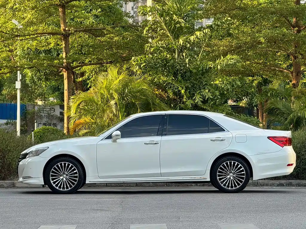 Toyota Crown — фото 3