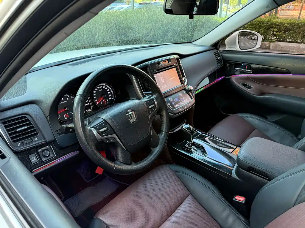 Toyota Crown — фото 10