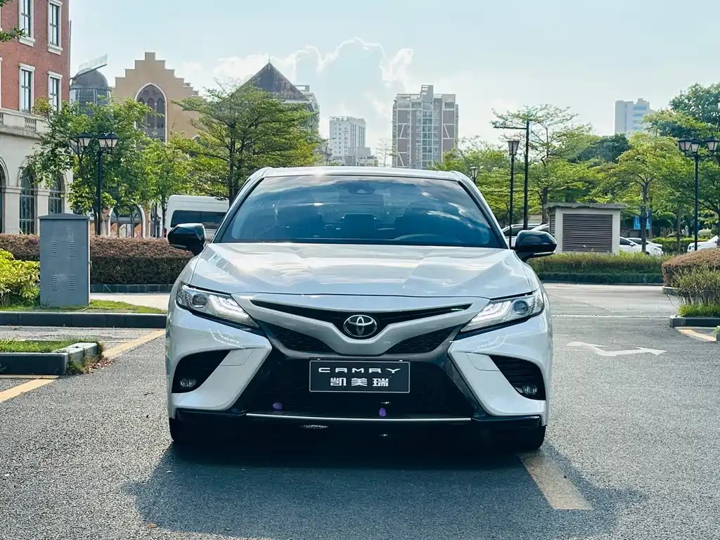 Toyota Camry — фото 2