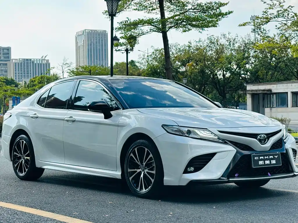 Toyota Camry — фото 3