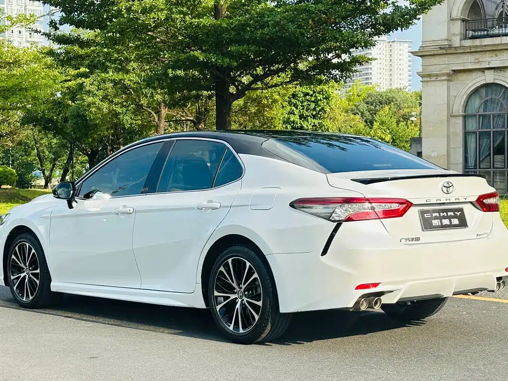 Toyota Camry — фото 4