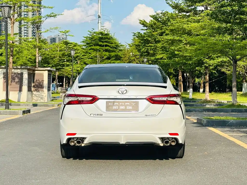 Toyota Camry — фото 5