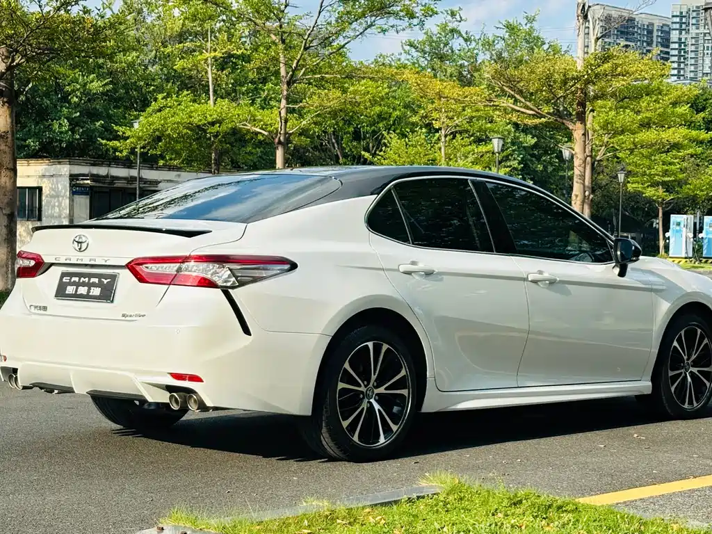 Toyota Camry — фото 6