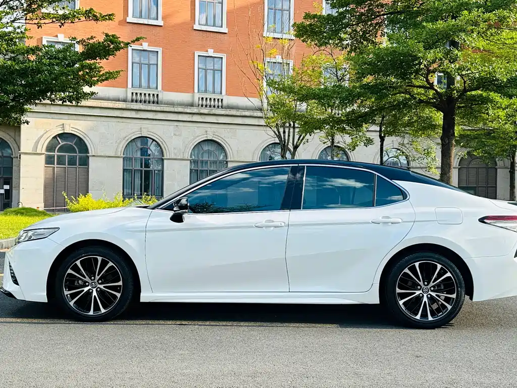 Toyota Camry — фото 8