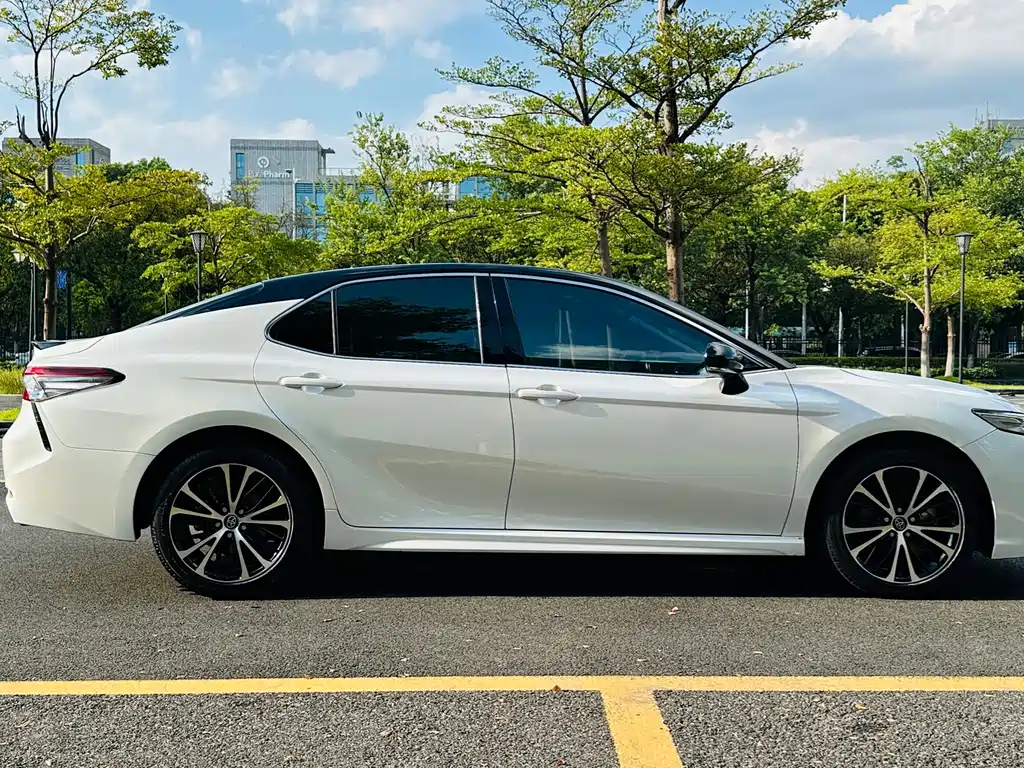 Toyota Camry — фото 9