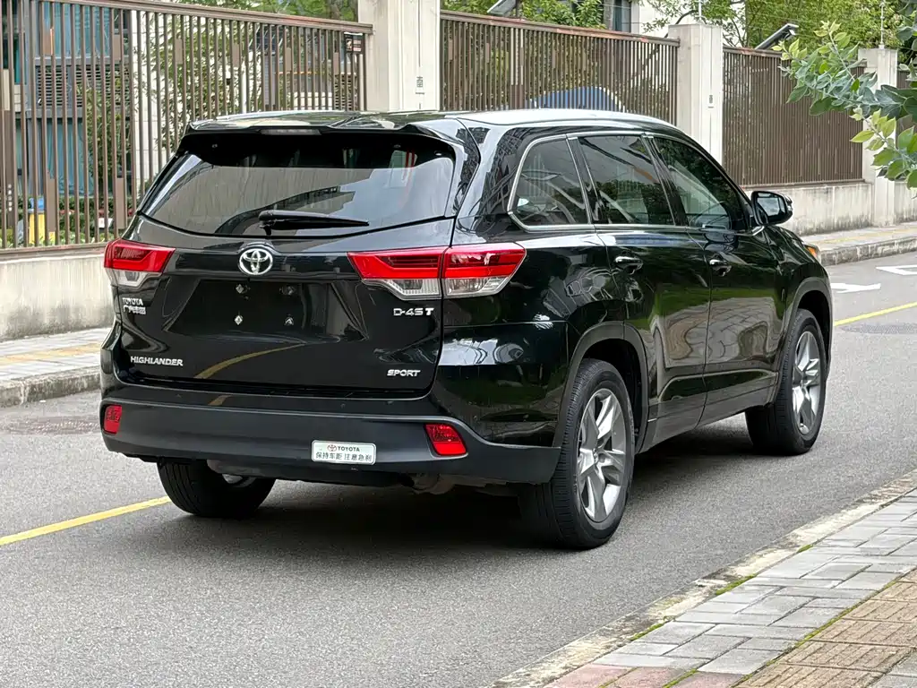 Toyota Highlander — фото 11