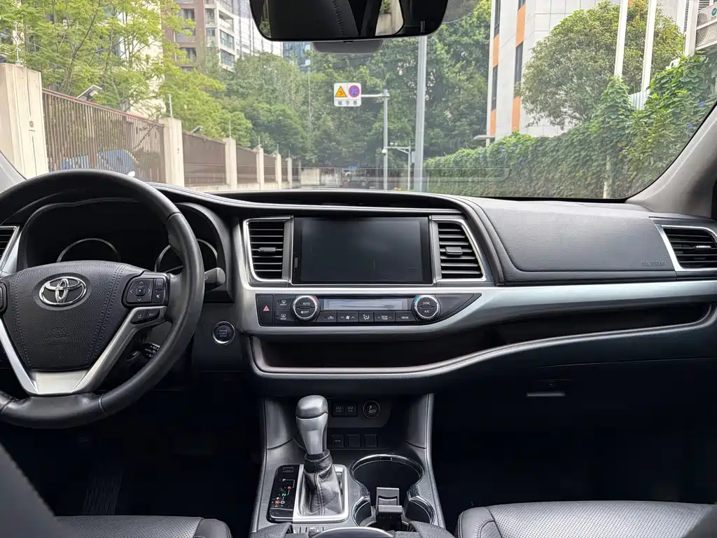 Toyota Highlander — фото 19