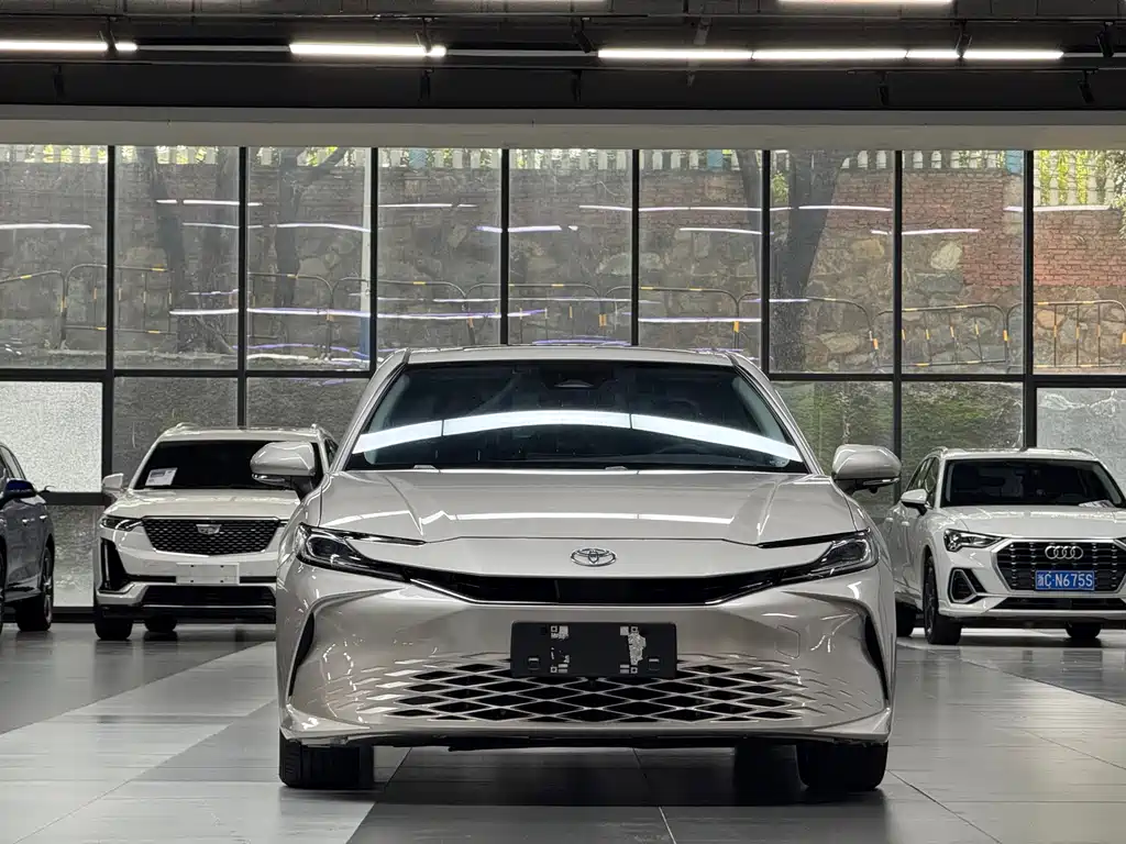 Toyota Camry — фото 2