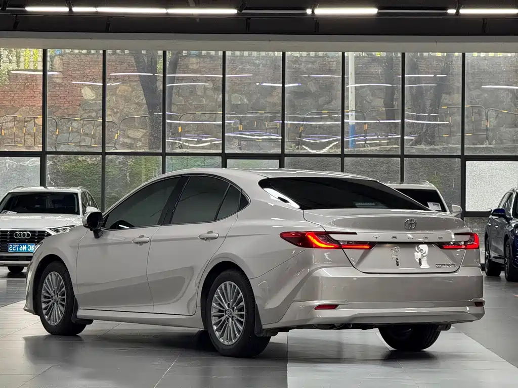 Toyota Camry — фото 7
