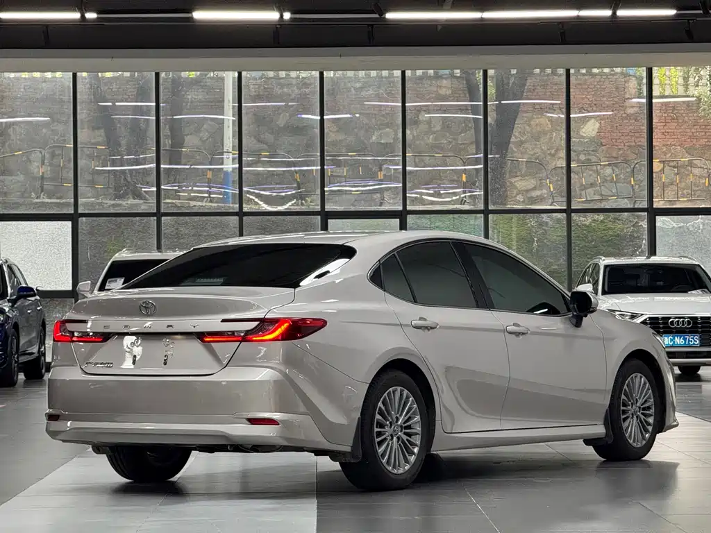 Toyota Camry — фото 8