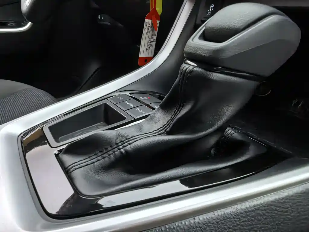Toyota RAV4 — фото 14