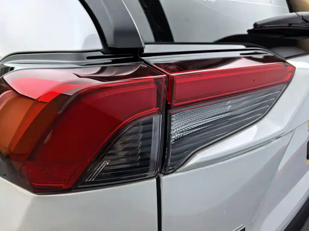 Toyota RAV4 — фото 21