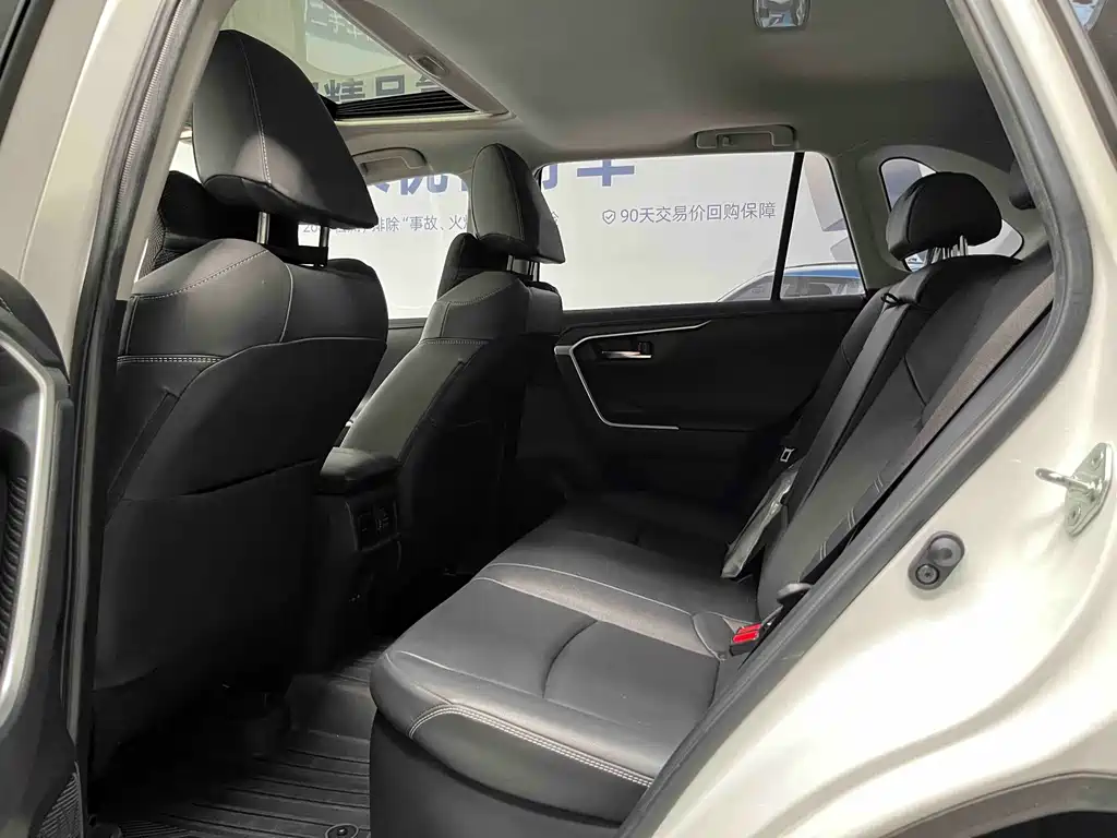 Toyota RAV4 — фото 13