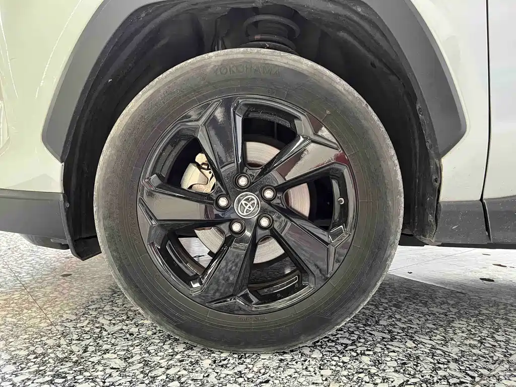 Toyota RAV4 — фото 15