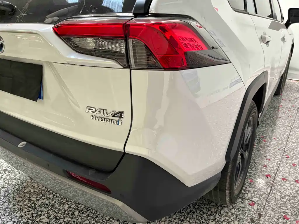 Toyota RAV4 — фото 19