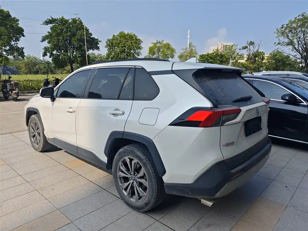 Toyota RAV4 — фото 4