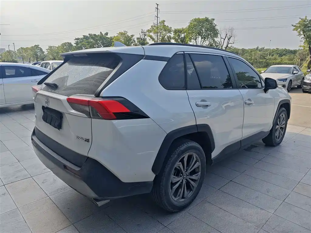 Toyota RAV4 — фото 6