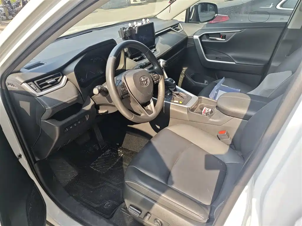 Toyota RAV4 — фото 9
