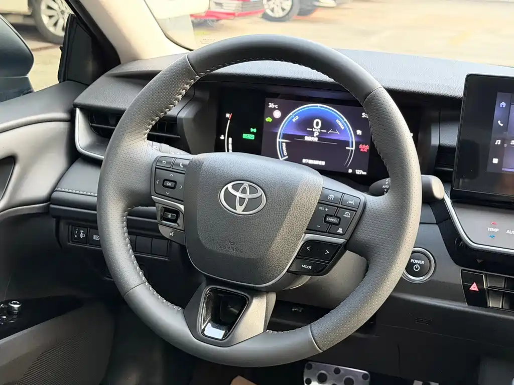 Toyota Camry — фото 6