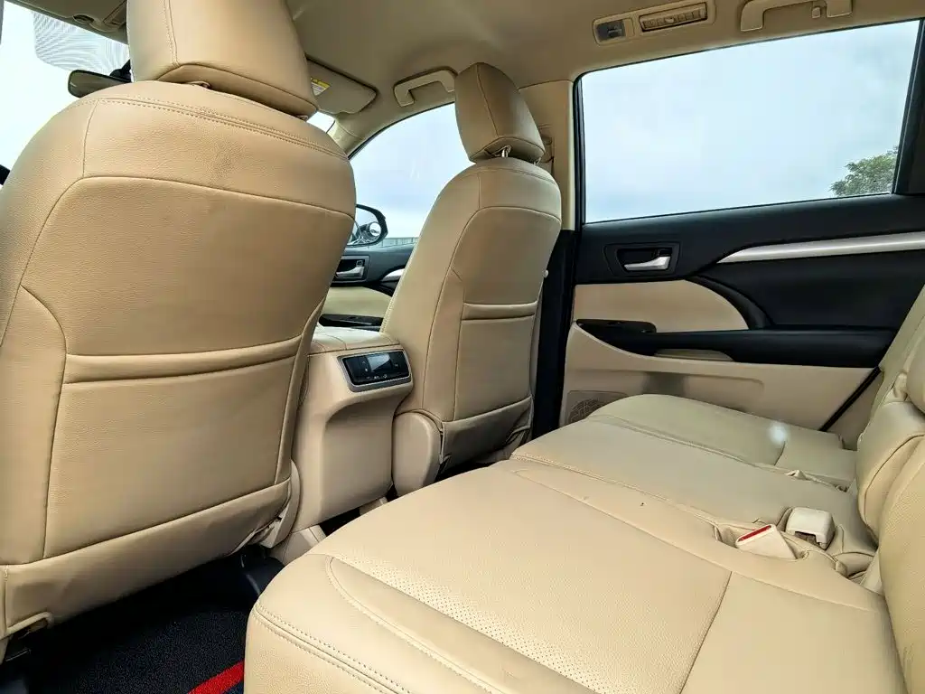 Toyota Highlander — фото 10
