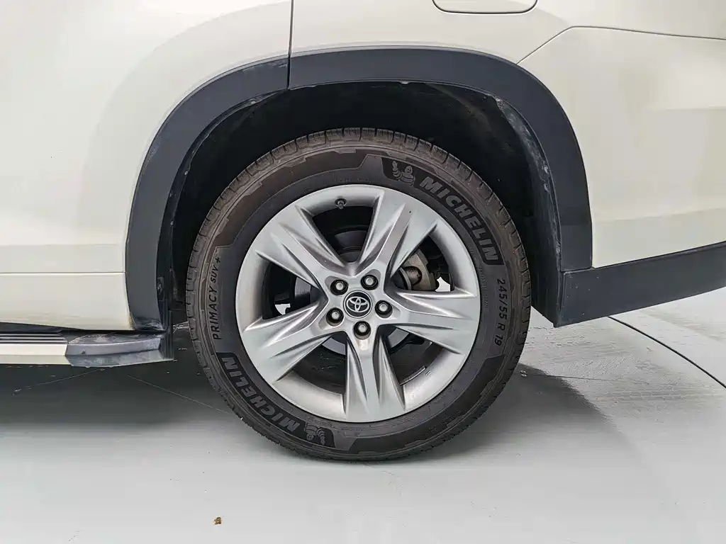 Toyota Highlander — фото 19