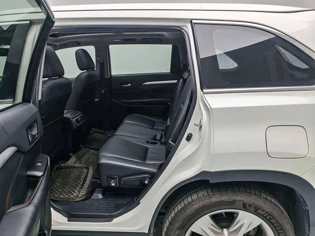 Toyota Highlander — фото 10