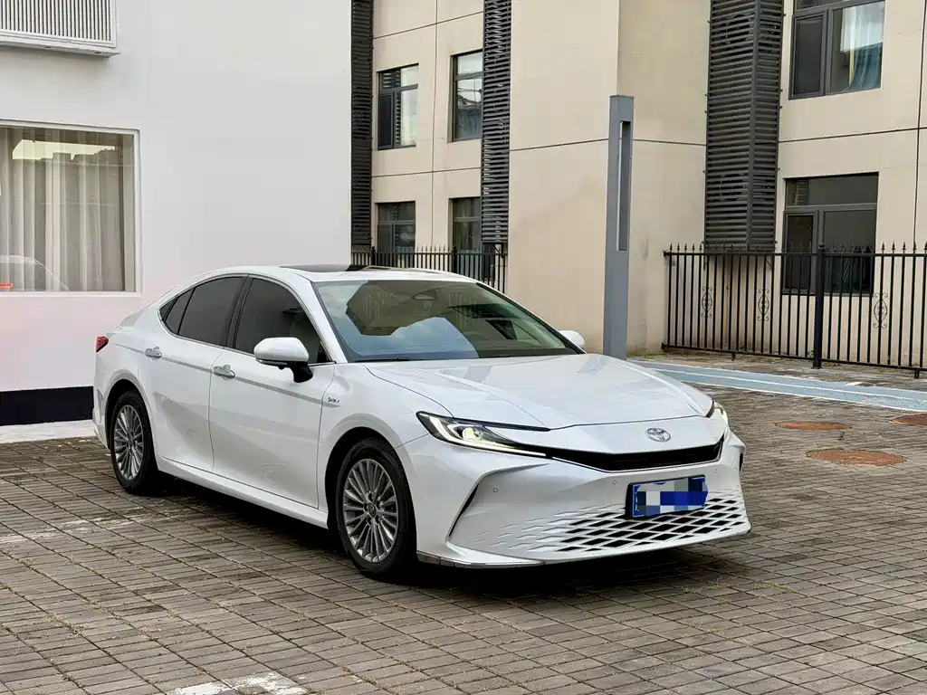 Toyota Camry — фото 2