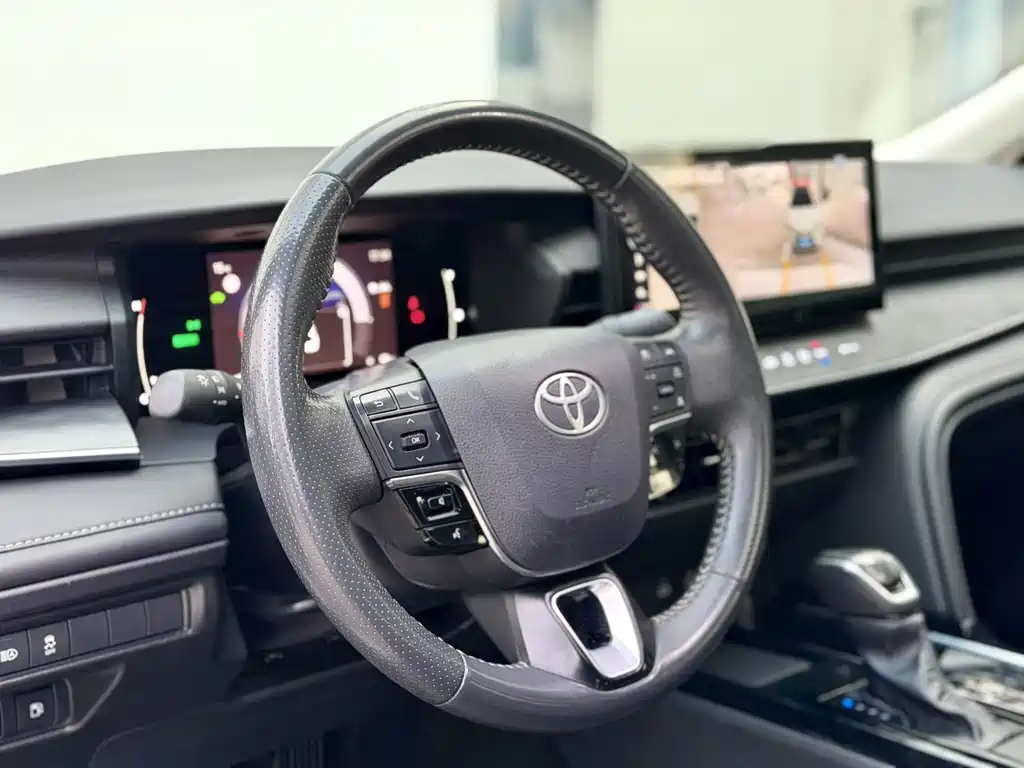 Toyota Camry — фото 11