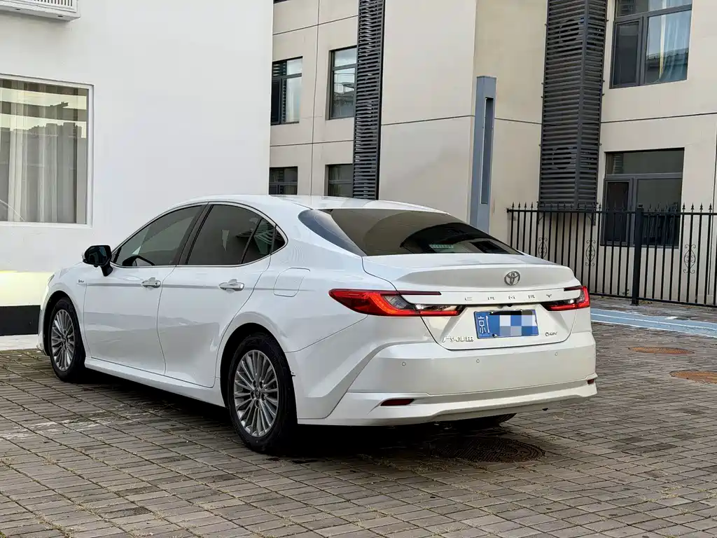 Toyota Camry — фото 9