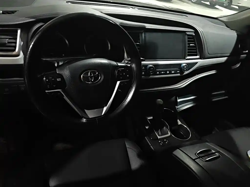 Toyota Highlander — фото 11