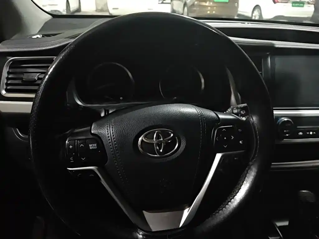 Toyota Highlander — фото 14