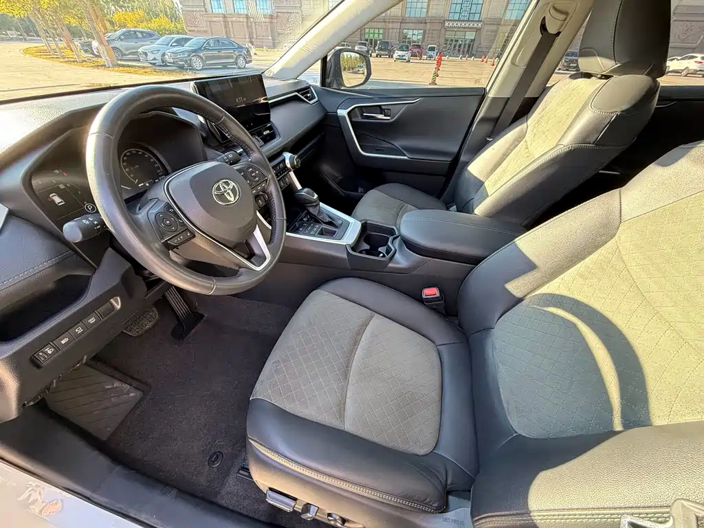 Toyota RAV4 — фото 4