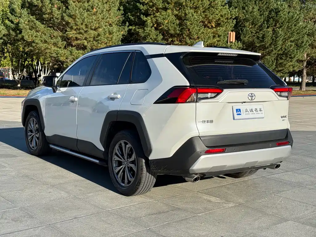 Toyota RAV4 — фото 7