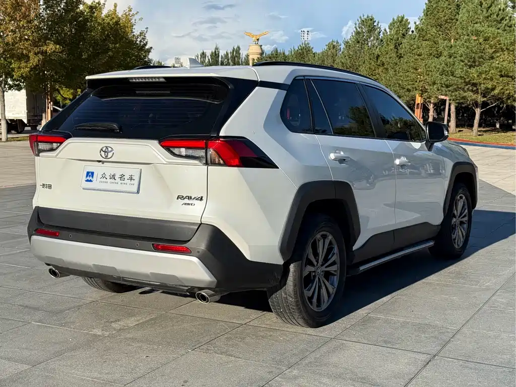 Toyota RAV4 — фото 9