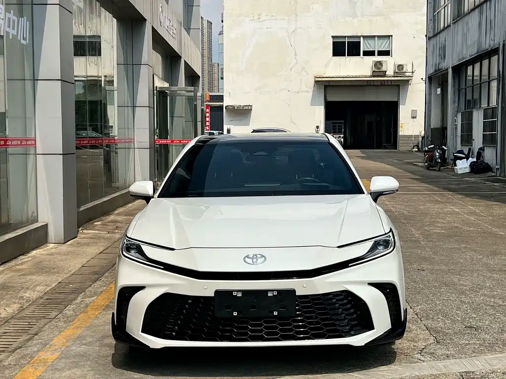 Toyota Camry — фото 2