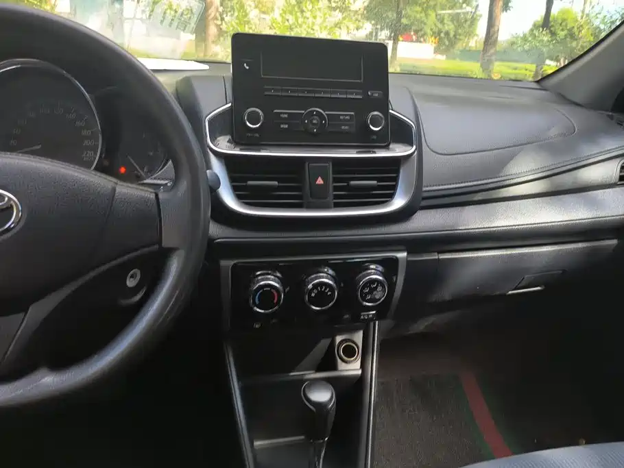 Toyota Yaris L — фото 13