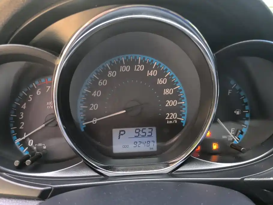 Toyota Yaris L — фото 14