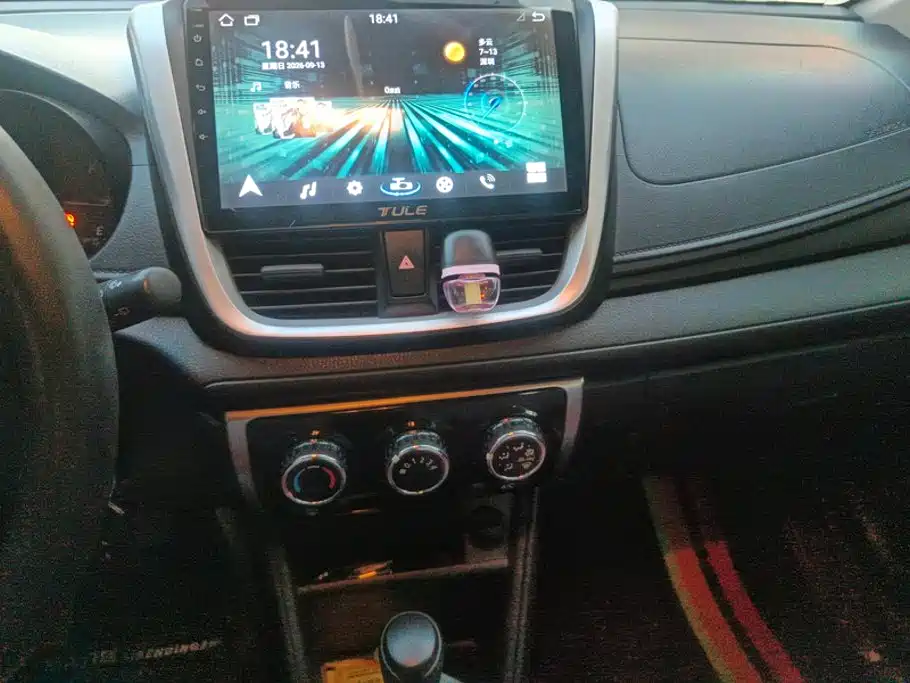 Toyota Yaris L — фото 13