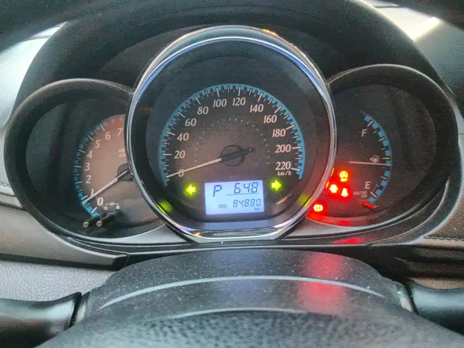 Toyota Yaris L — фото 14