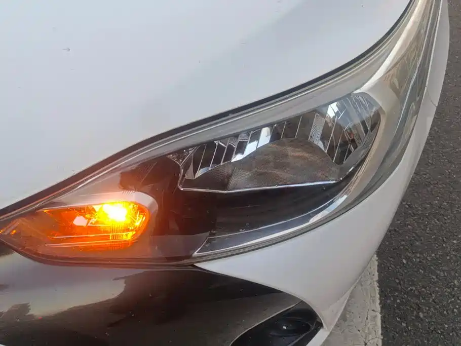 Toyota Yaris L — фото 5
