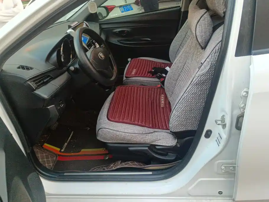 Toyota Yaris L — фото 9