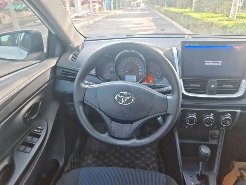 Toyota Yaris L — фото 11