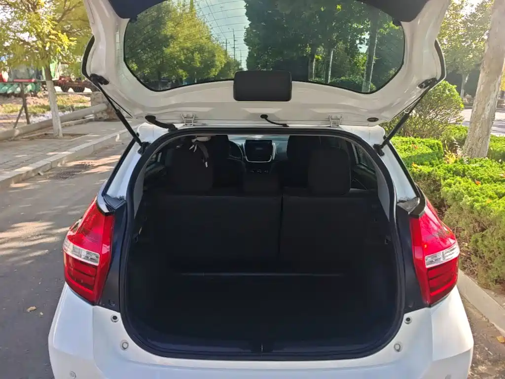 Toyota Yaris L — фото 19
