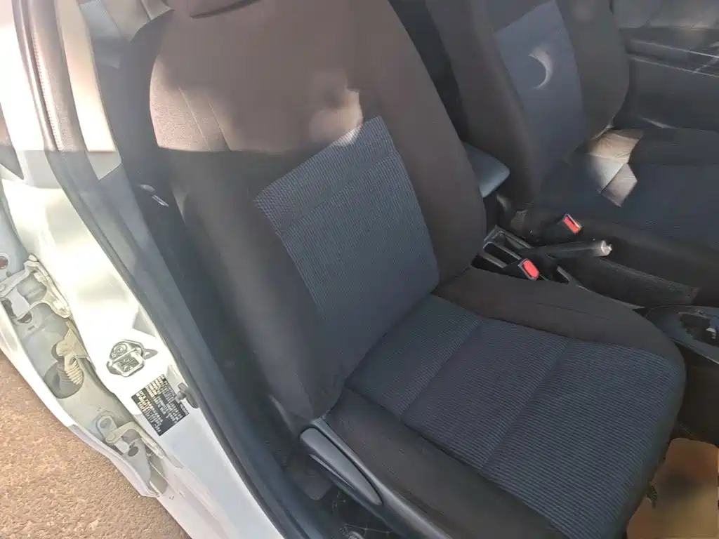 Toyota Yaris L — фото 25
