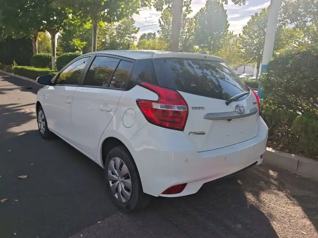 Toyota Yaris L — фото 5