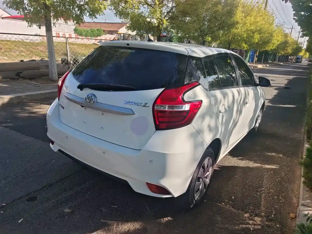 Toyota Yaris L — фото 7