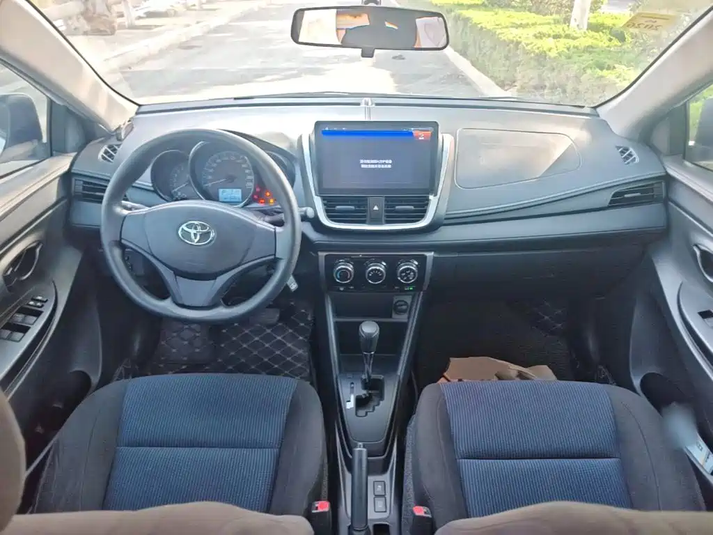 Toyota Yaris L — фото 10