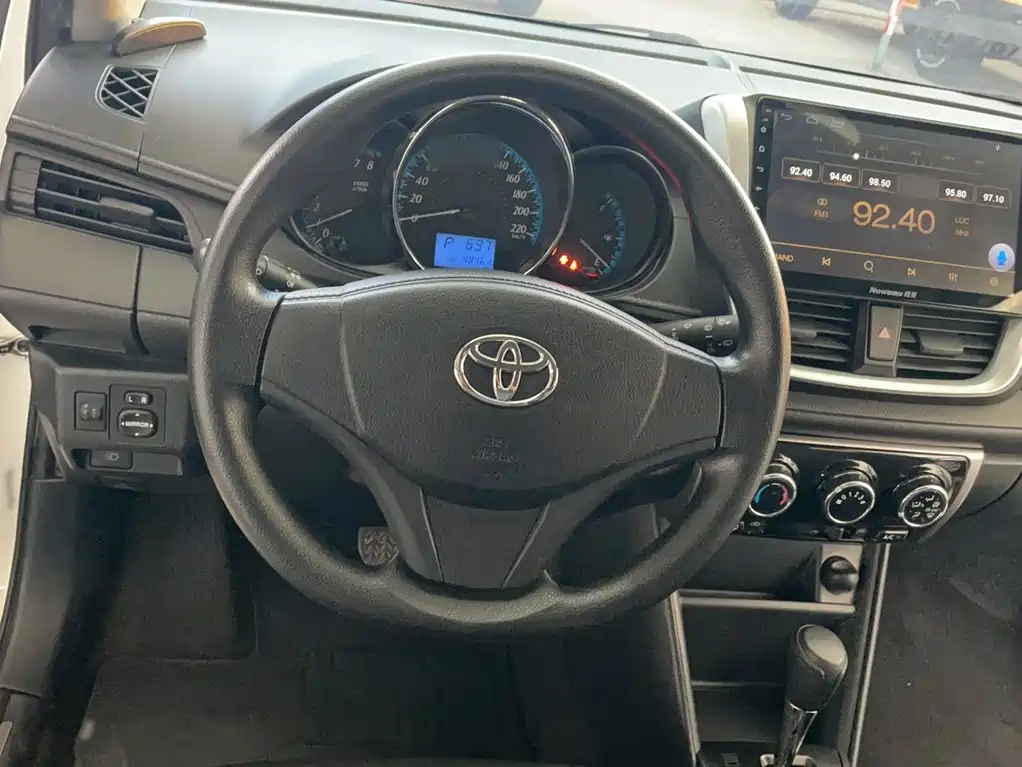 Toyota Yaris L — фото 3