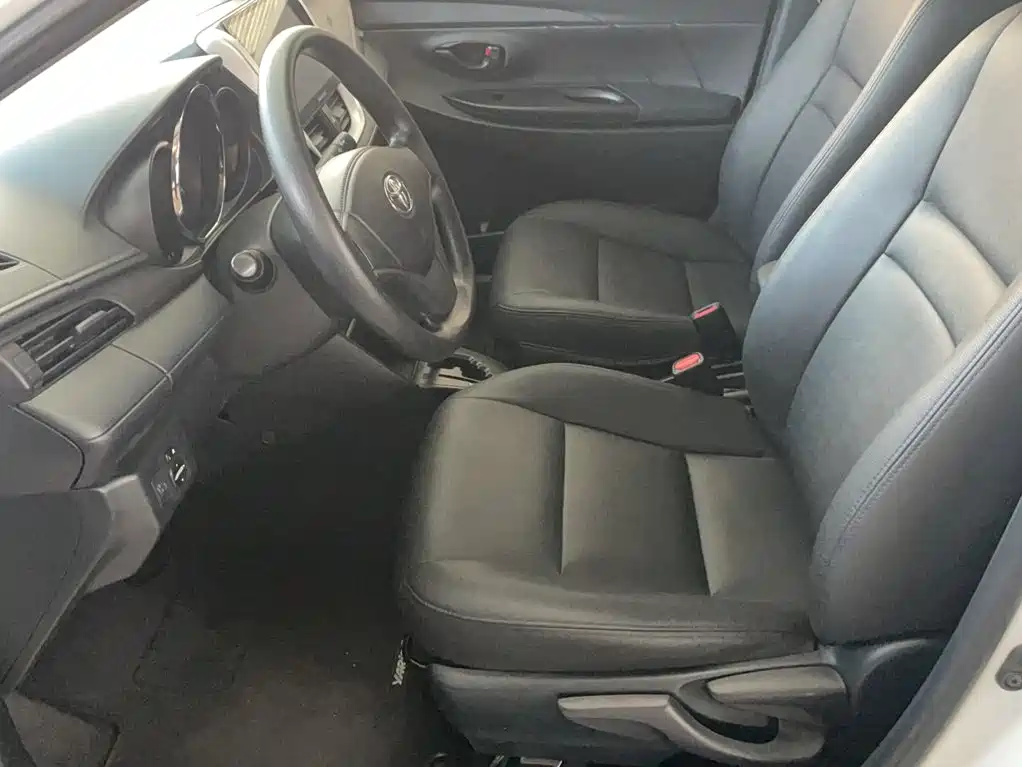 Toyota Yaris L — фото 8