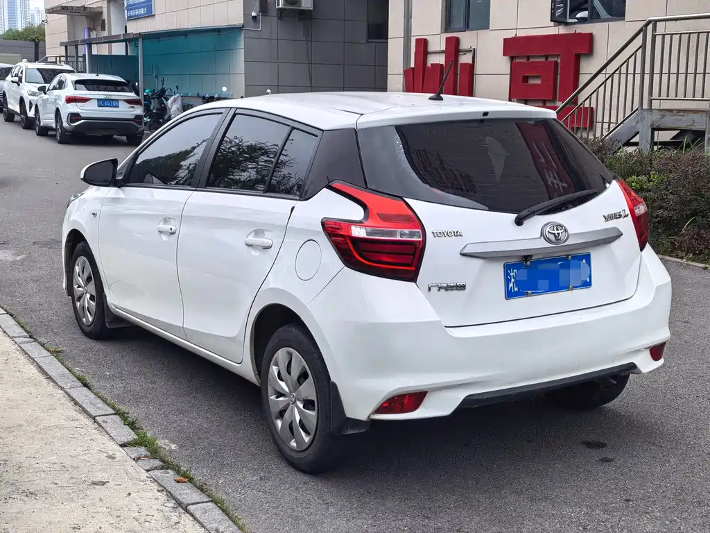 Toyota Yaris L — фото 4